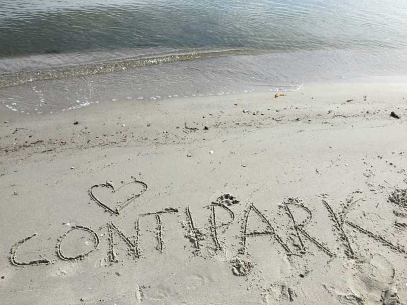 Contipark-Schriftzug am Strand