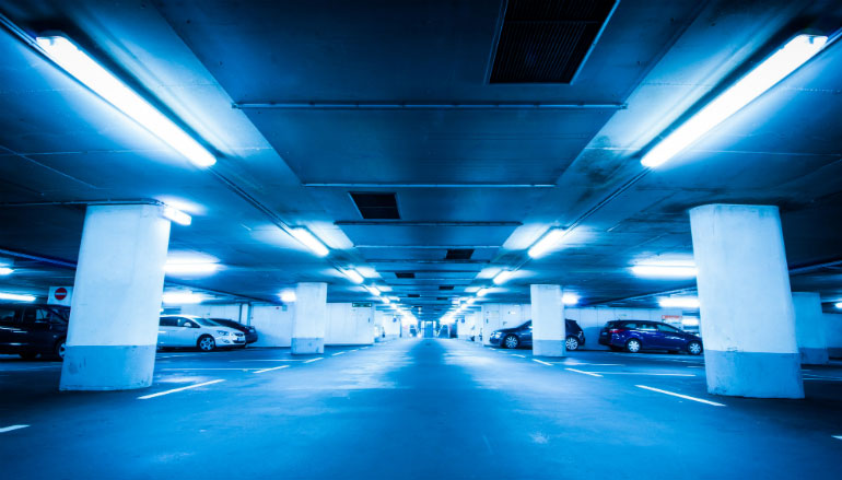 LED_Beleuchtung: Ein Parkhaus wird mit blauen LEDs beleuchtet.