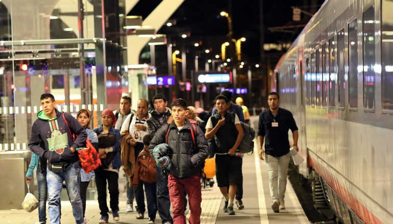 Eine Gruppe Geflüchteter kommt in Salzburg am Bahnhof an.