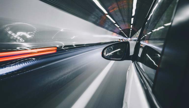Symbolbild automobile Trends der Zukunft: Ein Blick aus einem fahrenden Auto in einem Tunnel.