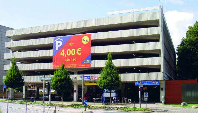 Ein Werbebanner, das Parken für 4 Euro pro Tag anbietet.